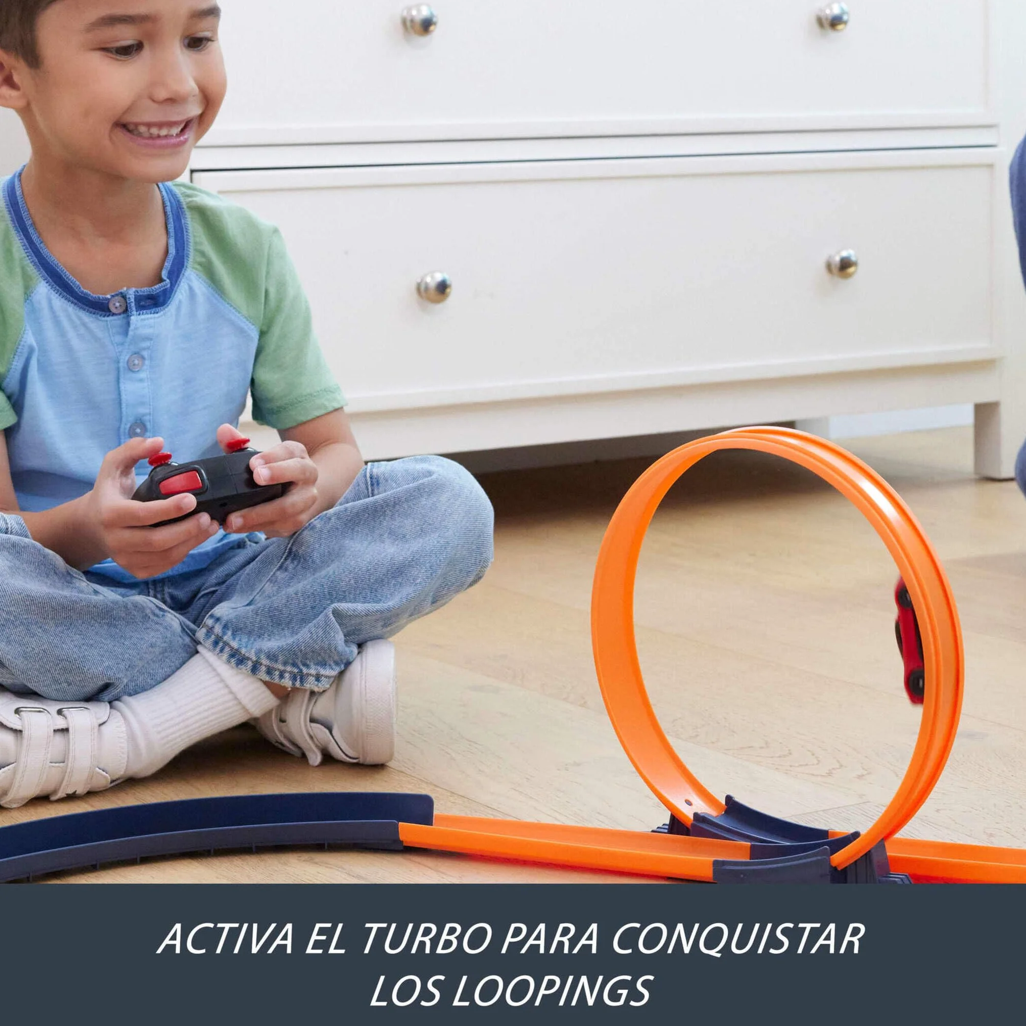 Hot Wheels RC Ferrari SF90 Stradale Assetto Fiorano Coche de Juguete teledirigido a Escala 1:64, Corre Dentro y Fuera de la Pista, botón de aceleración para Aumentar la Velocidad, JGD09