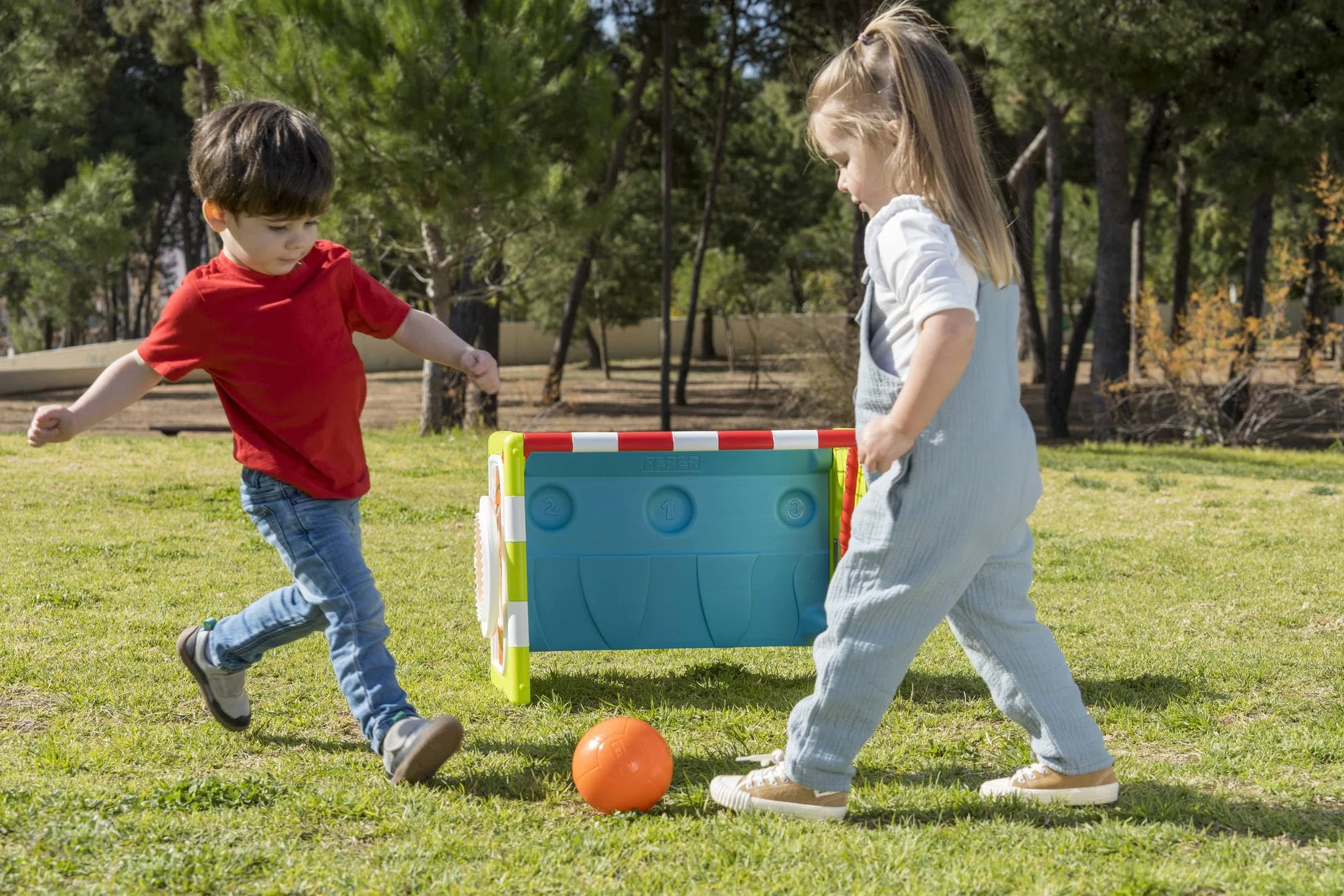 FEBER - Activity Cube 4 en 1, Cubo de Actividades, Juguete Completo, 3 Deportes: fútbol, Baloncesto y Golf, y es una Mesa, Accesorios incluídos,para fomentar la Actividad Infantil, Famosa (FEB03000)
