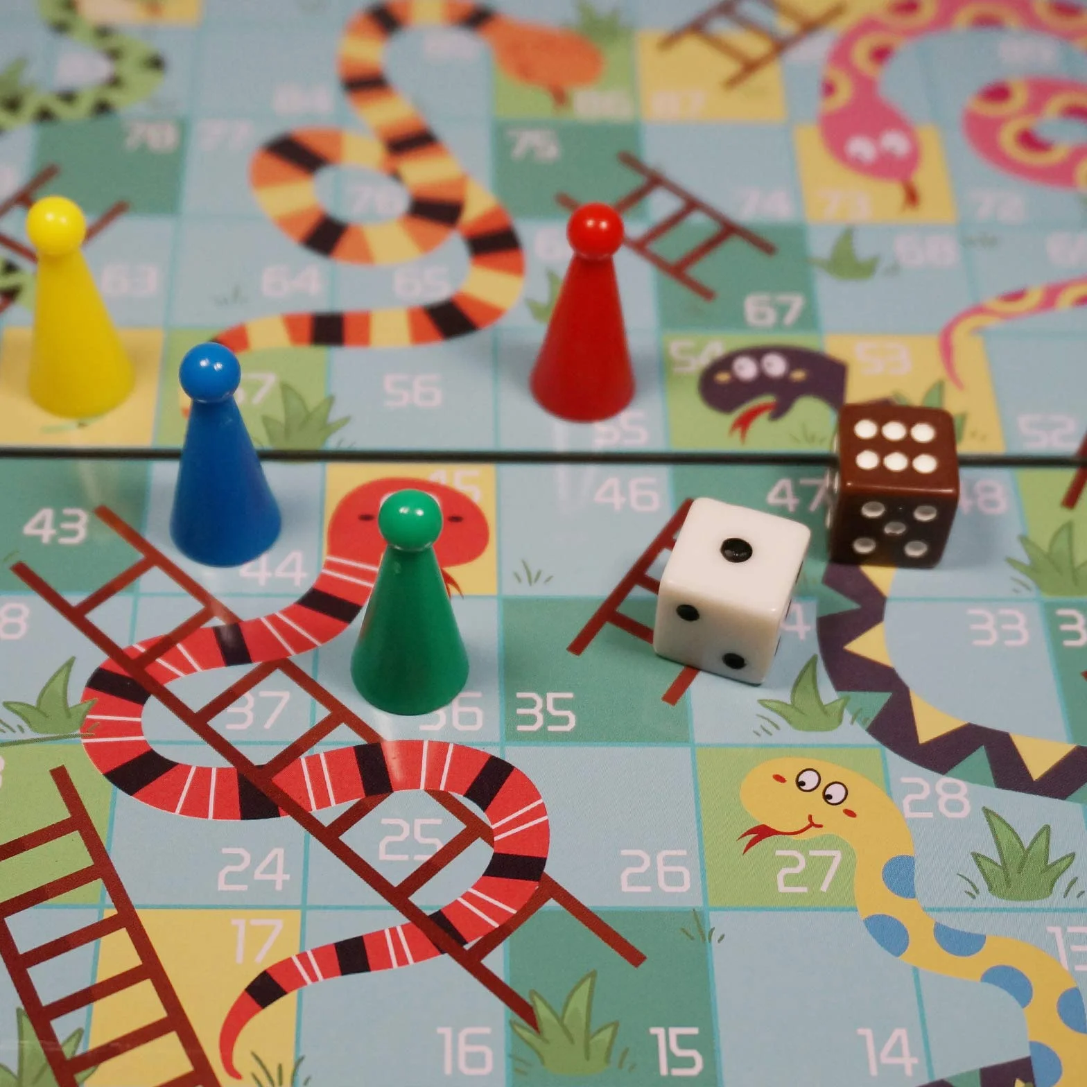 Snakes and Ladders - Juego de mesa de viaje, tablero plegable magnético, juguetes tradicionales familiares divertidos para niños y adultos