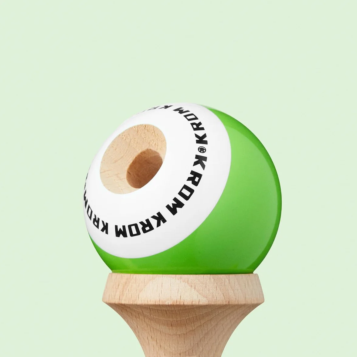 KROM Kendama Original de Madera para Principiantes y avanzados - Pop LOL Verde Claro - Juego de Habilidad para Exteriores e Interiores - Juguete de Madera con Cuerda y Pelota