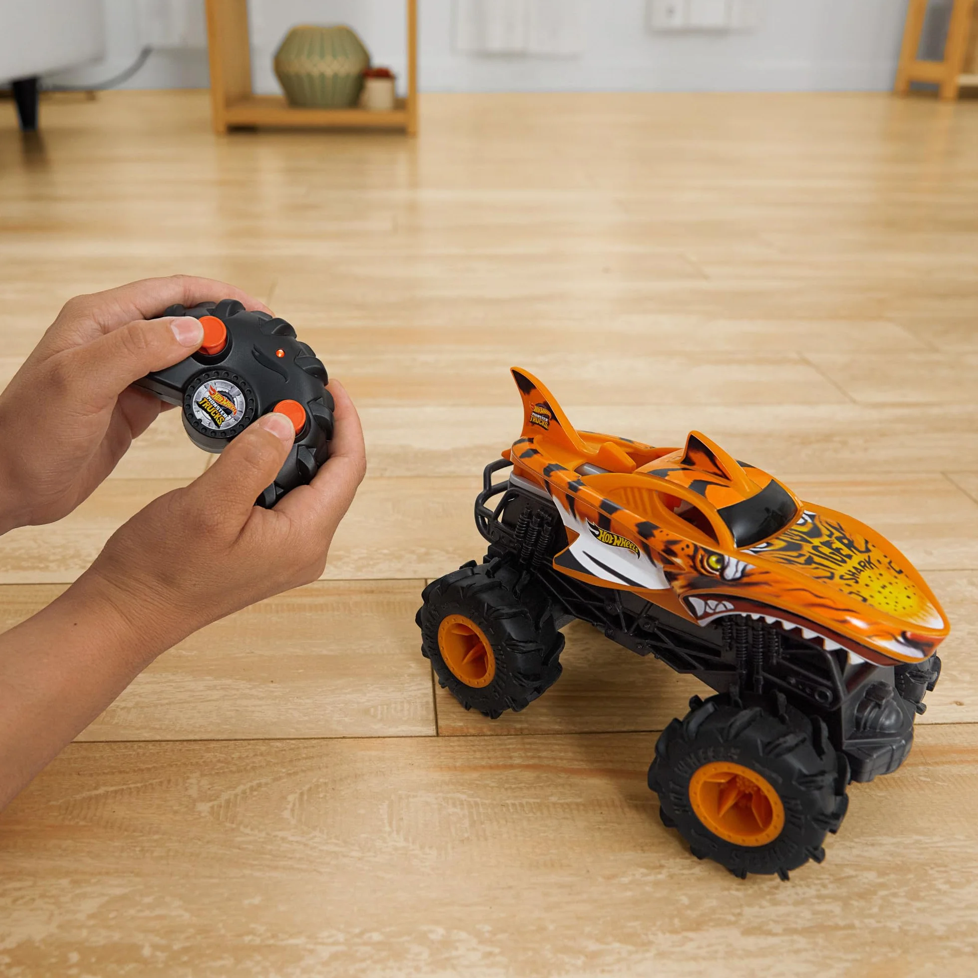 Hot Wheels Monster Trucks Coche Teledirigido, HW Tiger Shark RC, Coche de juguete todoterreno con mando radio control con alcance de 30 metros, escala 1:24, regalo para niños y niñas +4 años, HNV03