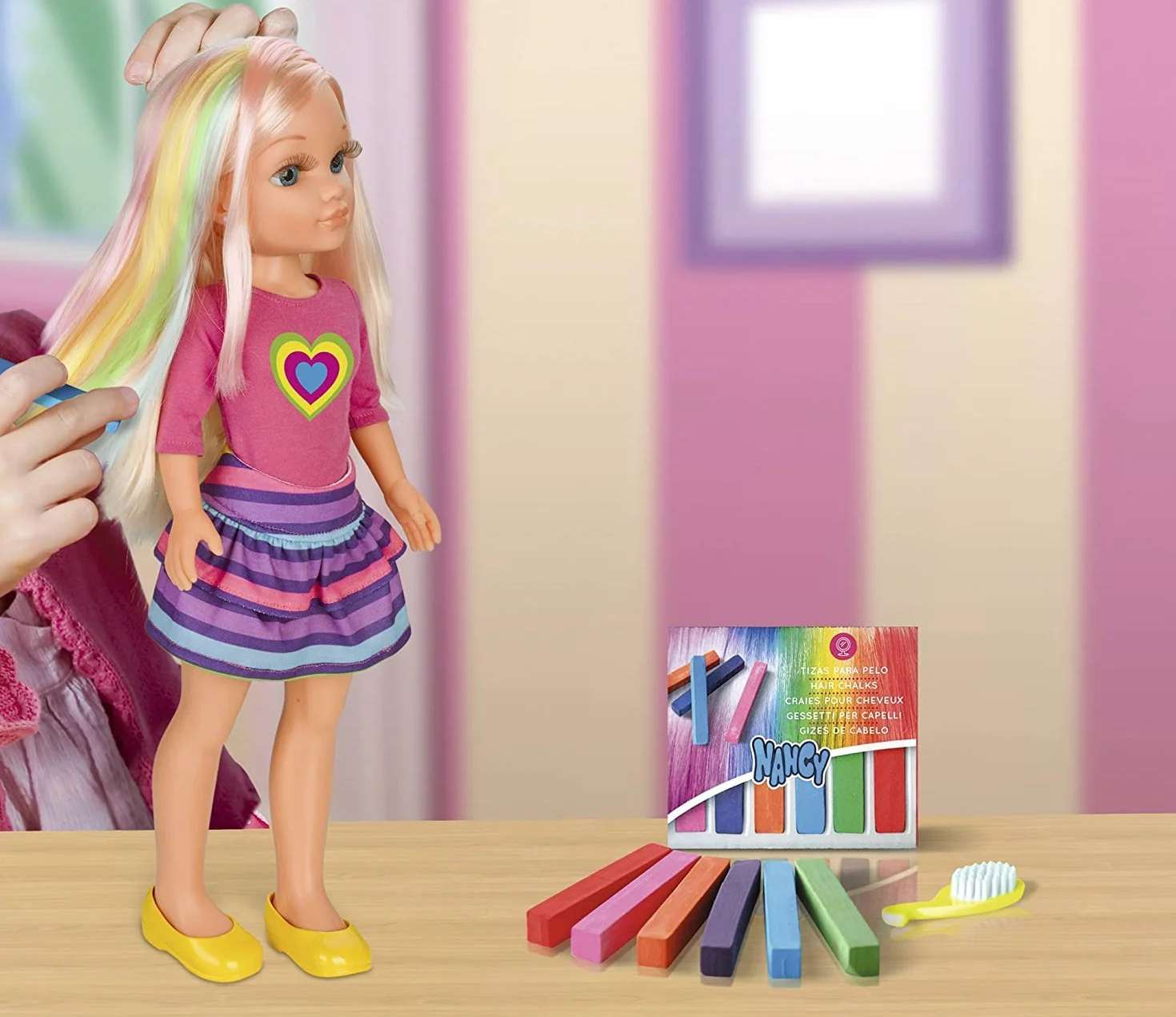 Nancy - Un día Haciendo mechas, Muñeca Rubia con Pelo Largo para Hacer Mechas y Peinados Creativos con Tizas de Colores, Accesorios Incluidos, Regalo para Niños y Niñas + 3 años, Famosa (700013865)