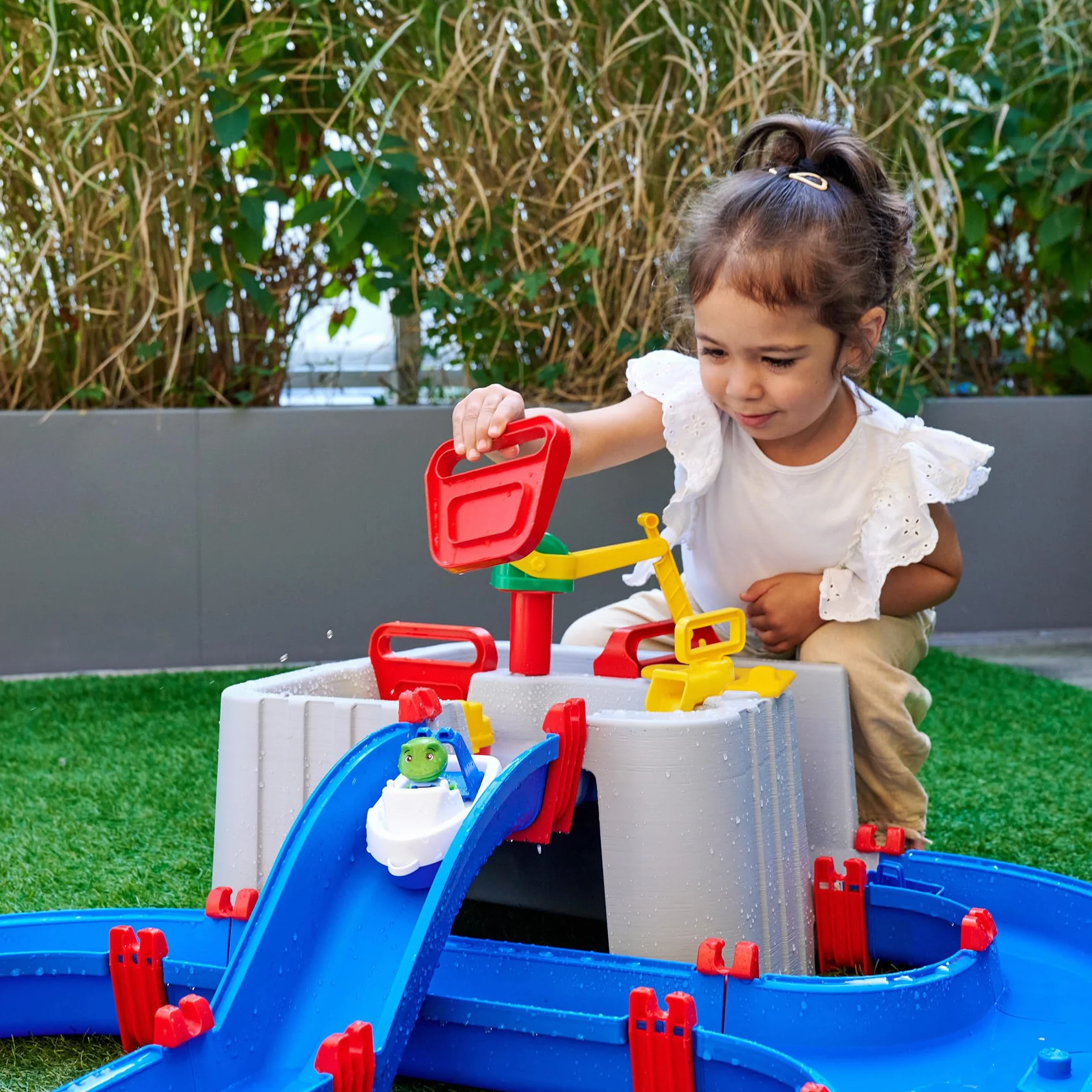 AquaPlay Harbour Waterbahn - Juego de Agua para Exteriores con Tren, Barcos y 2 Figuras de Juego, Juguete acuático para niños a Partir de 3 años, 128 x 93 x 40 cm