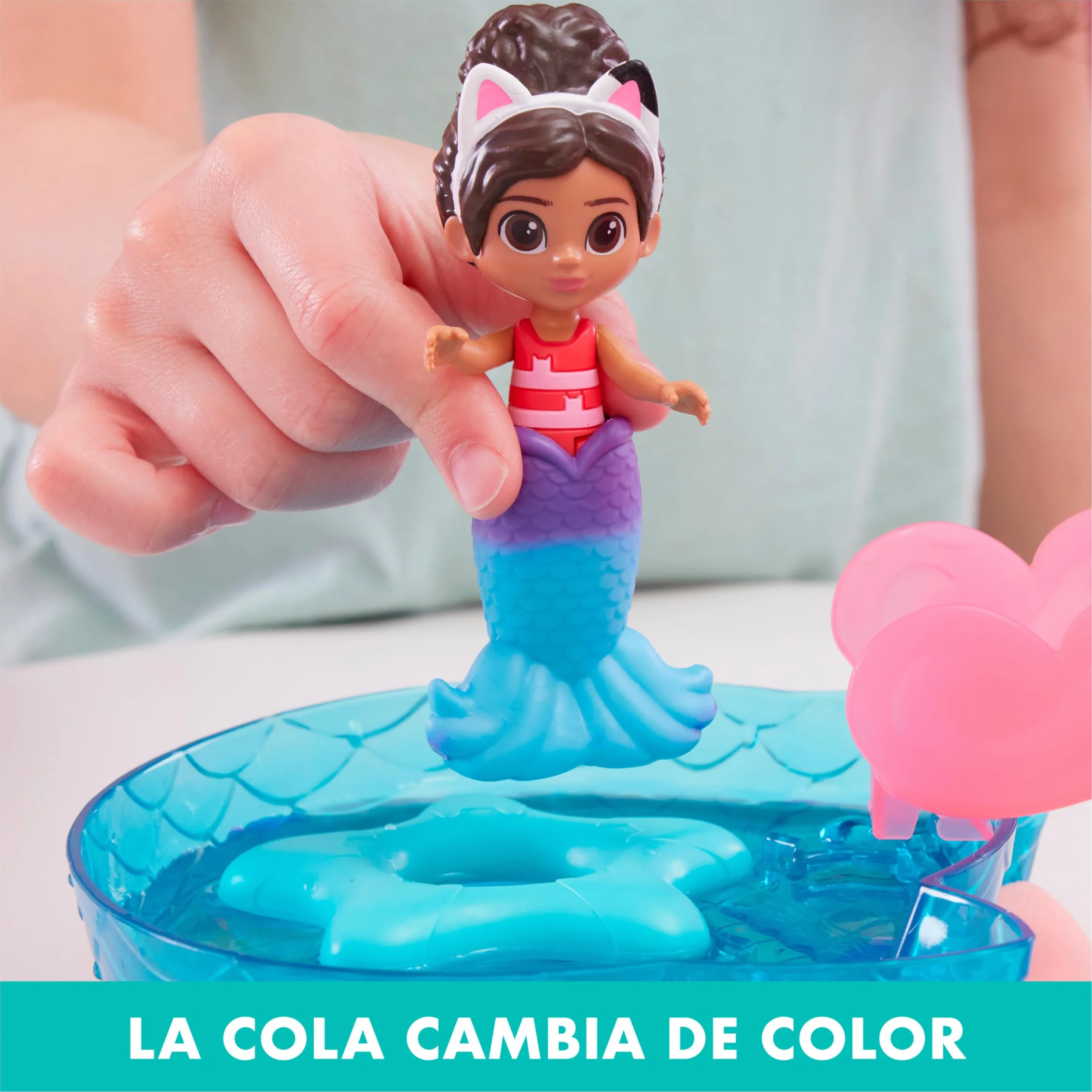 LA CASA DE MUÑECAS DE GABBY - Piscina con Figura de Gabby y Siregata, Colas de Sirena que Cambian de Color y Accesorios de Piscina - 6067878 - Juguetes Niñas 3 Años + Regalo Niña 3 años +
