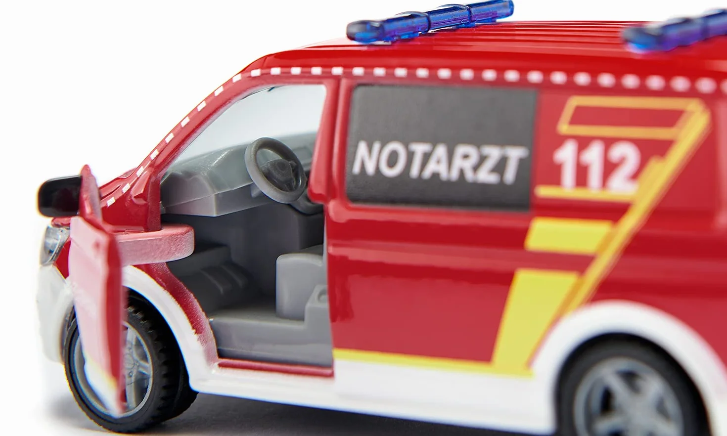 Siku 2116, VW T6 Ambulancia de Emergencia, Metal/plástico, 1:50, Rojo/Blanco, Ruedas Intercambiables, Puerta del Conductor y del acompañante y portón de atrás abribles, Incl. Accesorios