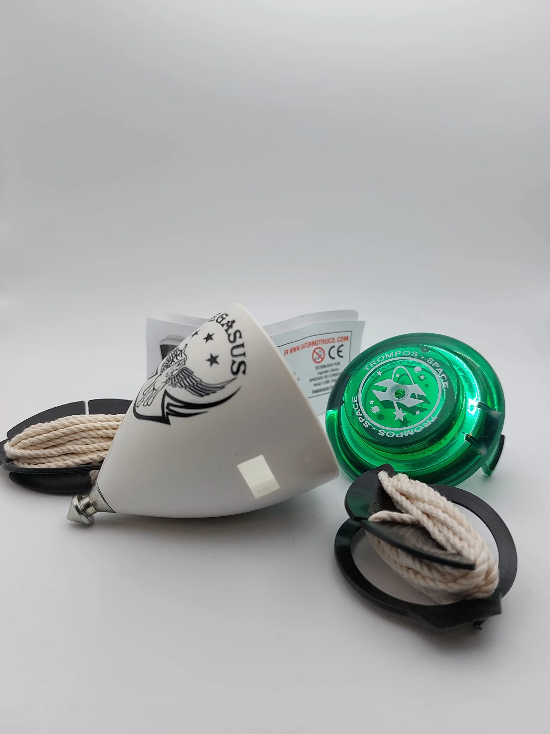 TROMPOS Space - Trompo Pegasus con Tapa de Policarbonato Metalizado, Peonza con Punta Fija de Acero de Alta Resistencia, Diseño para Control Técnico, Incluye Cuerda, Tapa Color Verde