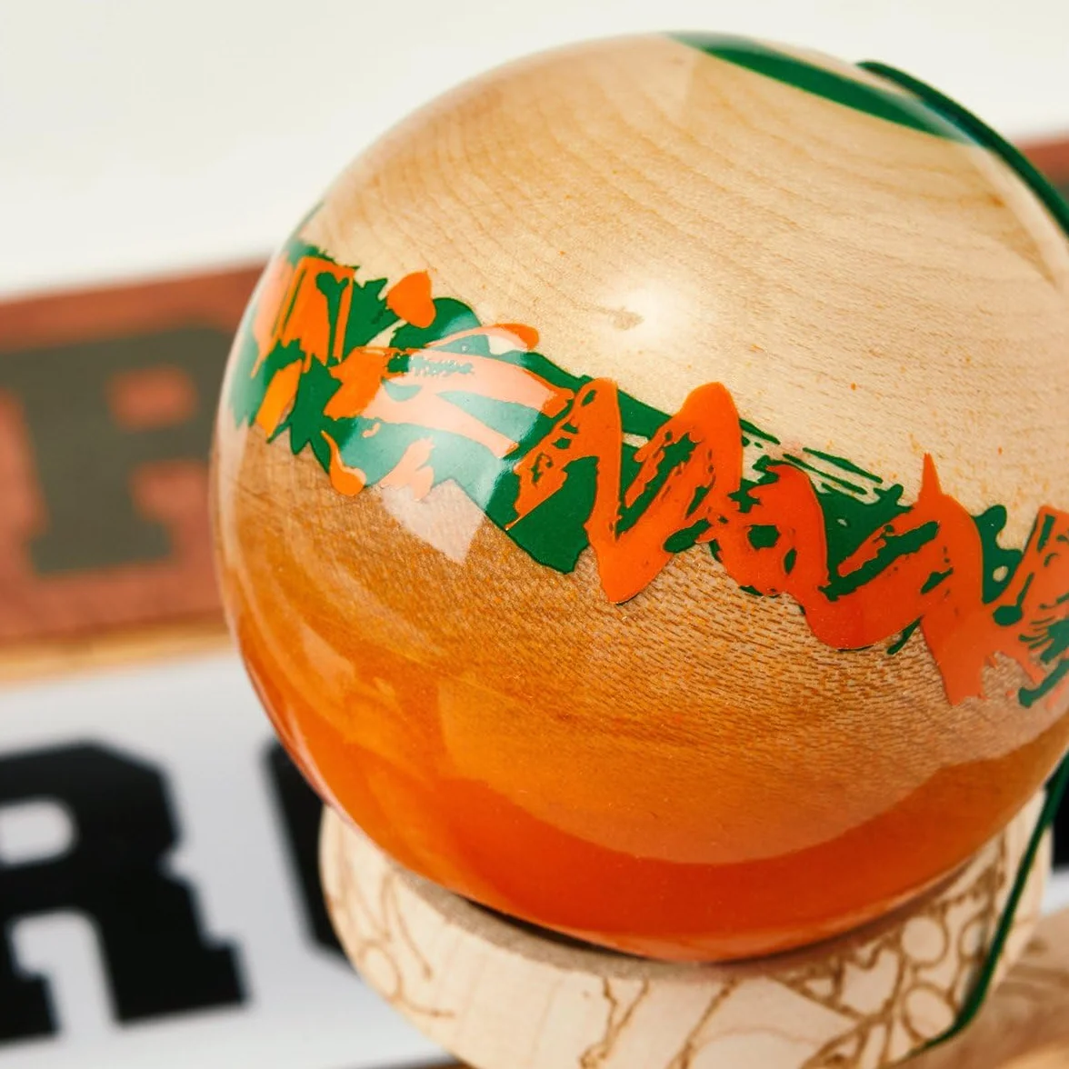 KROM Kendama Unity Equilibrium – de Madera de Arce para Principiantes y avanzados – Juego de Habilidad para Exteriores e Interiores – Juguete de Madera con Cuerda y Pelota – Kendama Skilltoy – Juego