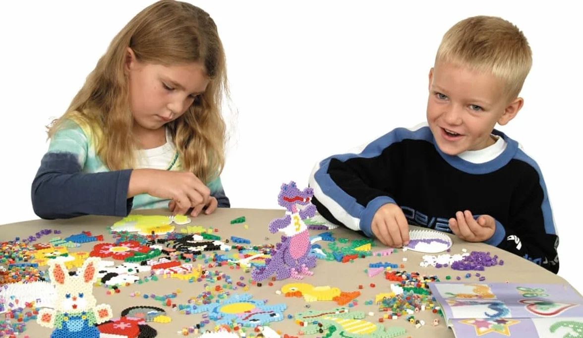 Hama Cuentas para planchar | 7 bolsas de 1000 cuentas: colores n.º 207-01, 03, 05, 09, 10, 12, 18 | Mosaik-Deko Art & Manualidades para niños creativos a partir de 5 años