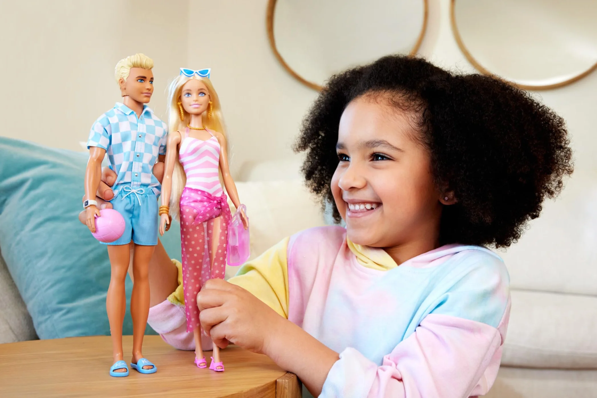 Barbie Ken Día en la Playa Muñeco de Juguete Hecho de plásticos reciclados, Modelos Surtidos, +3 años (Mattel HPL74)