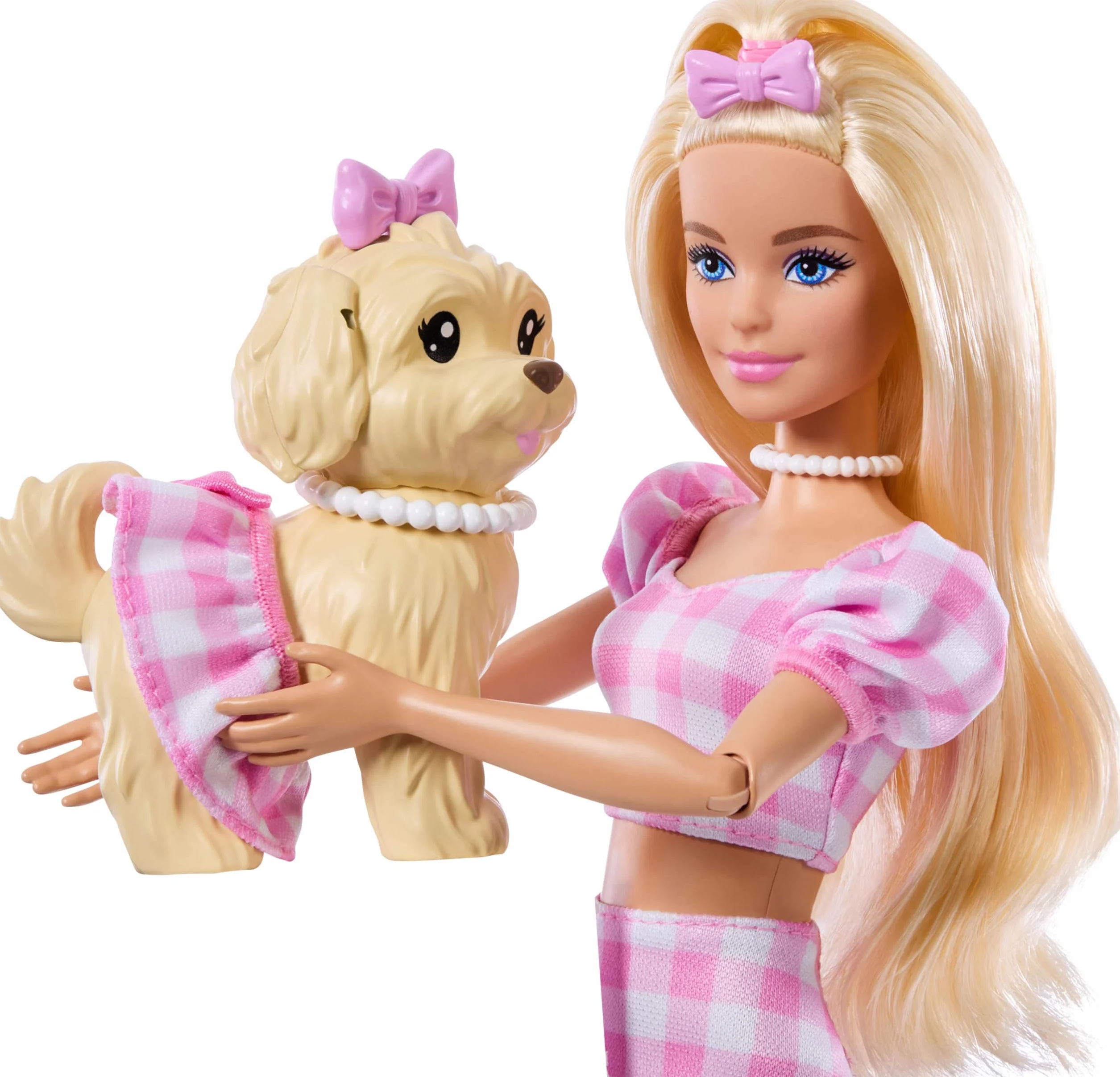 Barbie Twinning Looks Muñeca con perro mascota con ropa de vichy rosa a juego y accesorios como gafas de sol, collares y lazos, rubia, JFP36