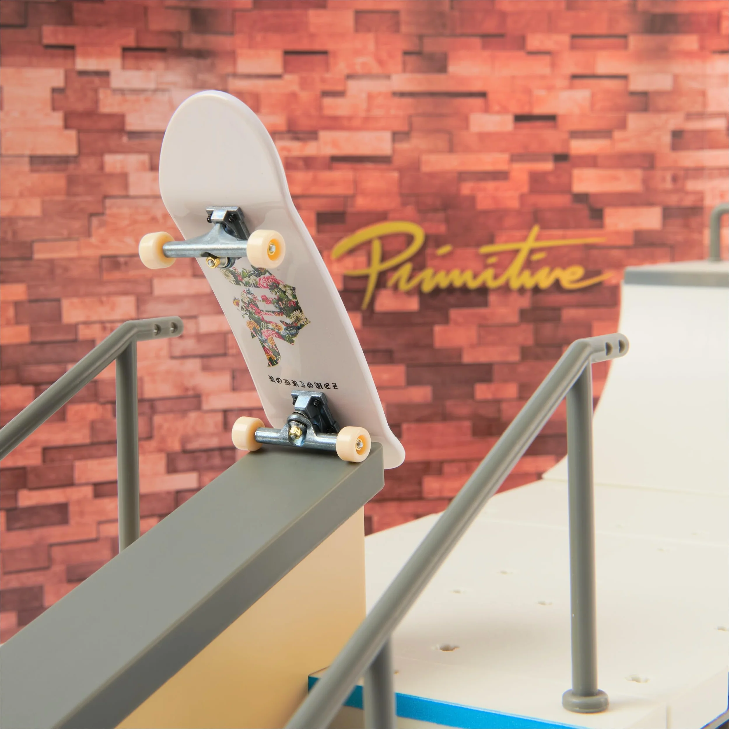 Spin Master Tech Deck, Primitive X-Connect Skate Park, Juego de rampa para Personalizar y Construir con Fingerboard Exclusivo, Juguetes para niños a Partir de 6 años