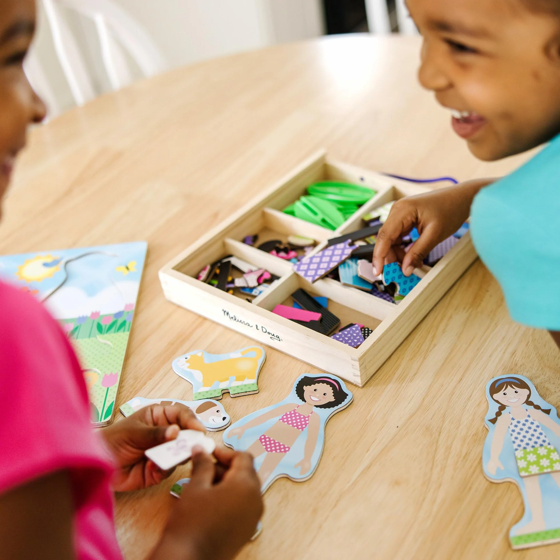 Melissa & Doug Juego de Disfraces magnéticos de Mejores Amigos para Vestir