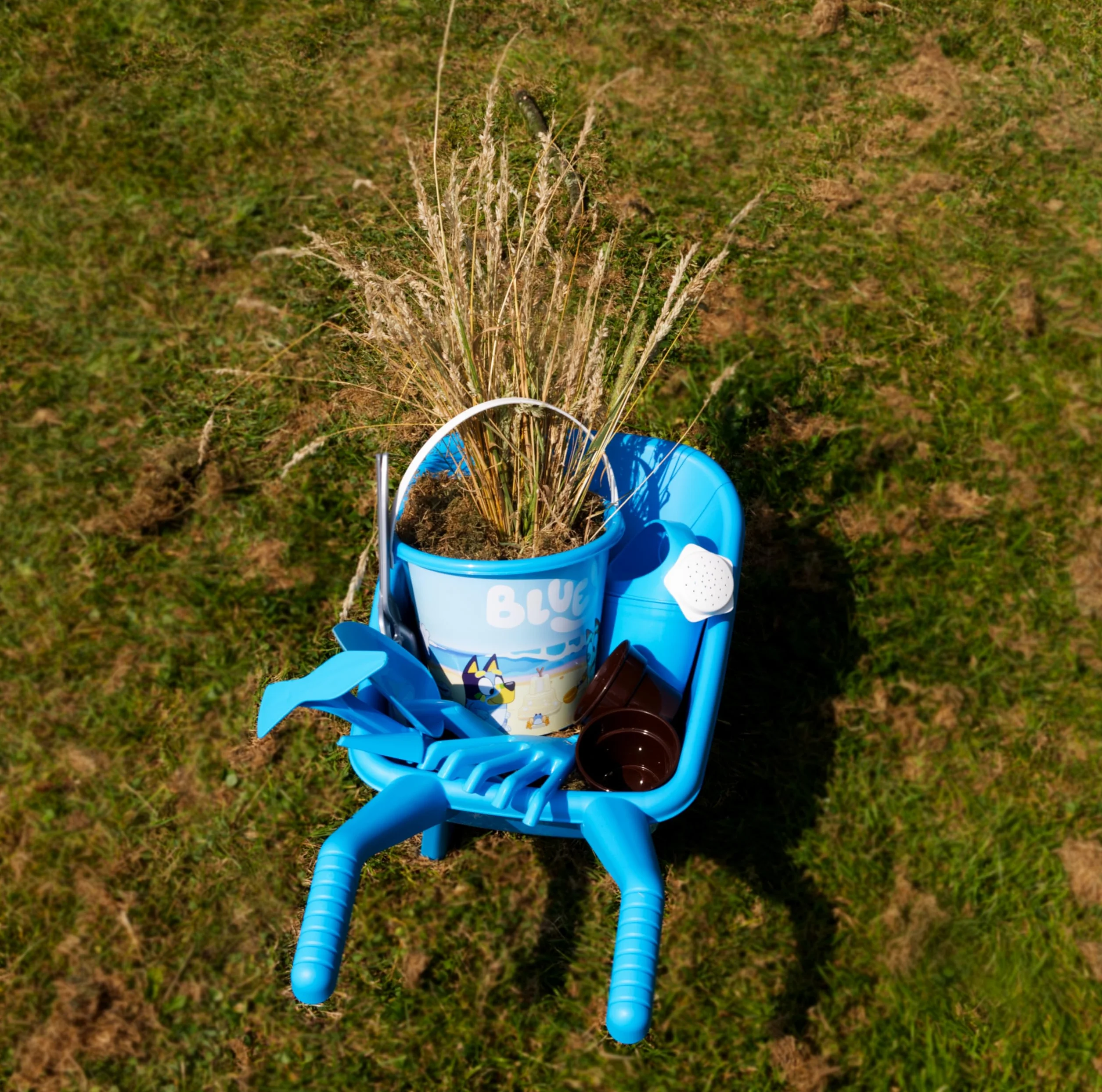 Toyland® Juego de jardinería Bluey de 10 Piezas para niños - Carretilla, regadera, macetas, Herramientas y más - Juego de Juguetes para jardín al Aire Libre - Edad 2+
