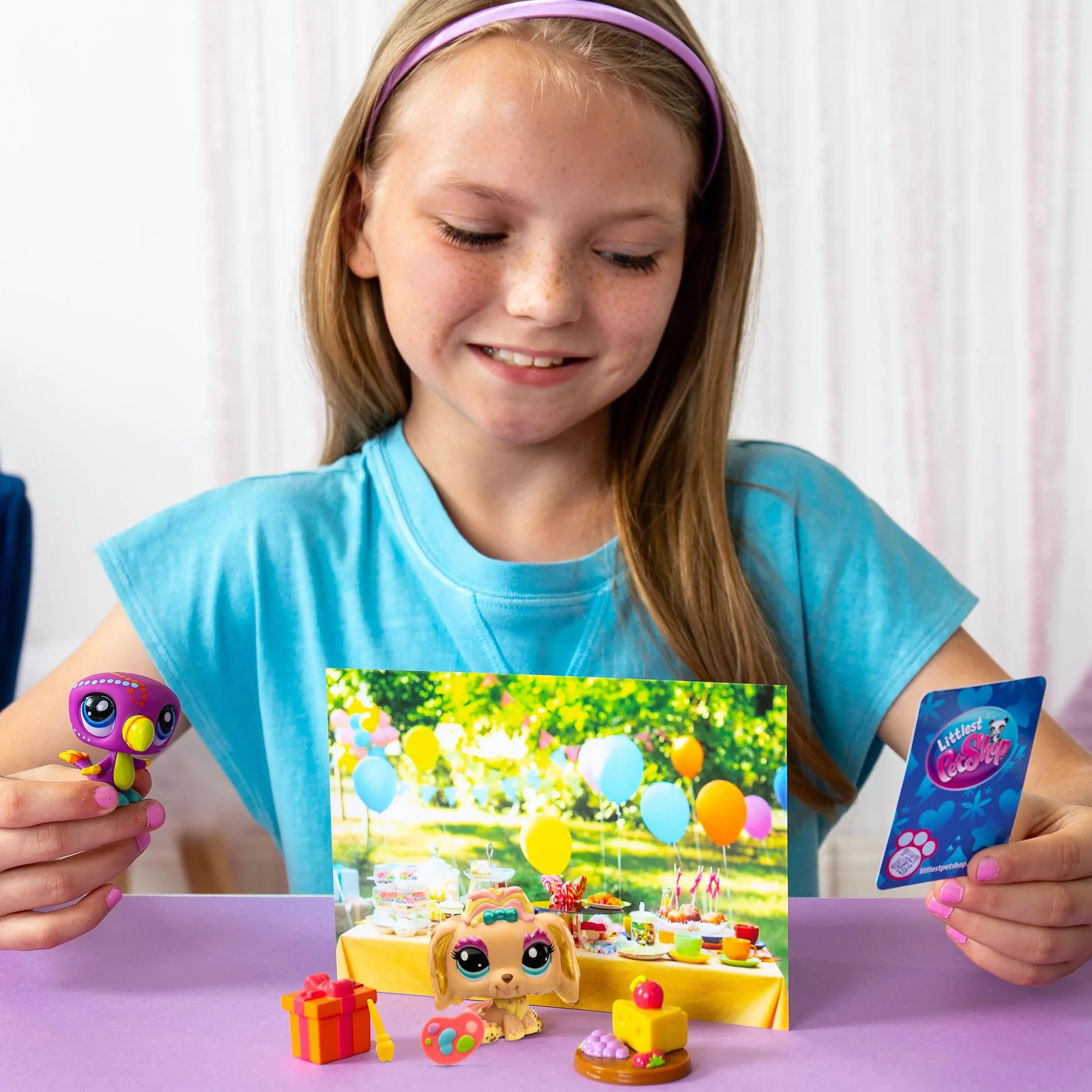 BANDAI Littlest Pet Shop Pack PETFLUENCERS Fiesta AL Aire Libre BF00572 Incluye 2 Mascotas, 4 Accesorios, 1 Fondo, 1 Tarjeta de coleccionista, 1 código Virtual, Generación 7, 4 años+