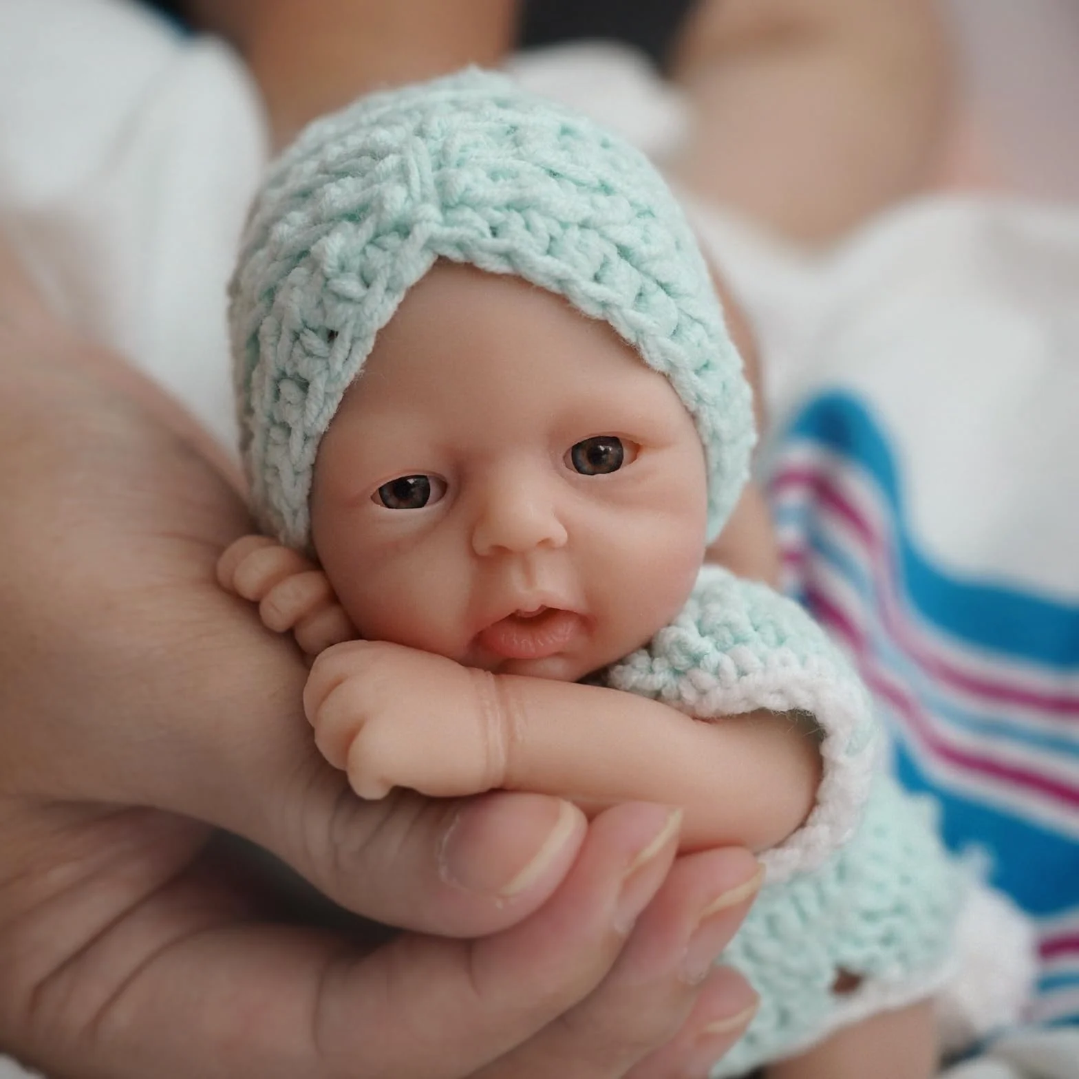 MYREBABY Muñeca de bebé Reborn de 7 pulgadas, muñeca de silicona para niña con margaritas, mini muñecas realistas de silicona para bebé recién nacido, alivio del estrés de cuerpo completo, 01