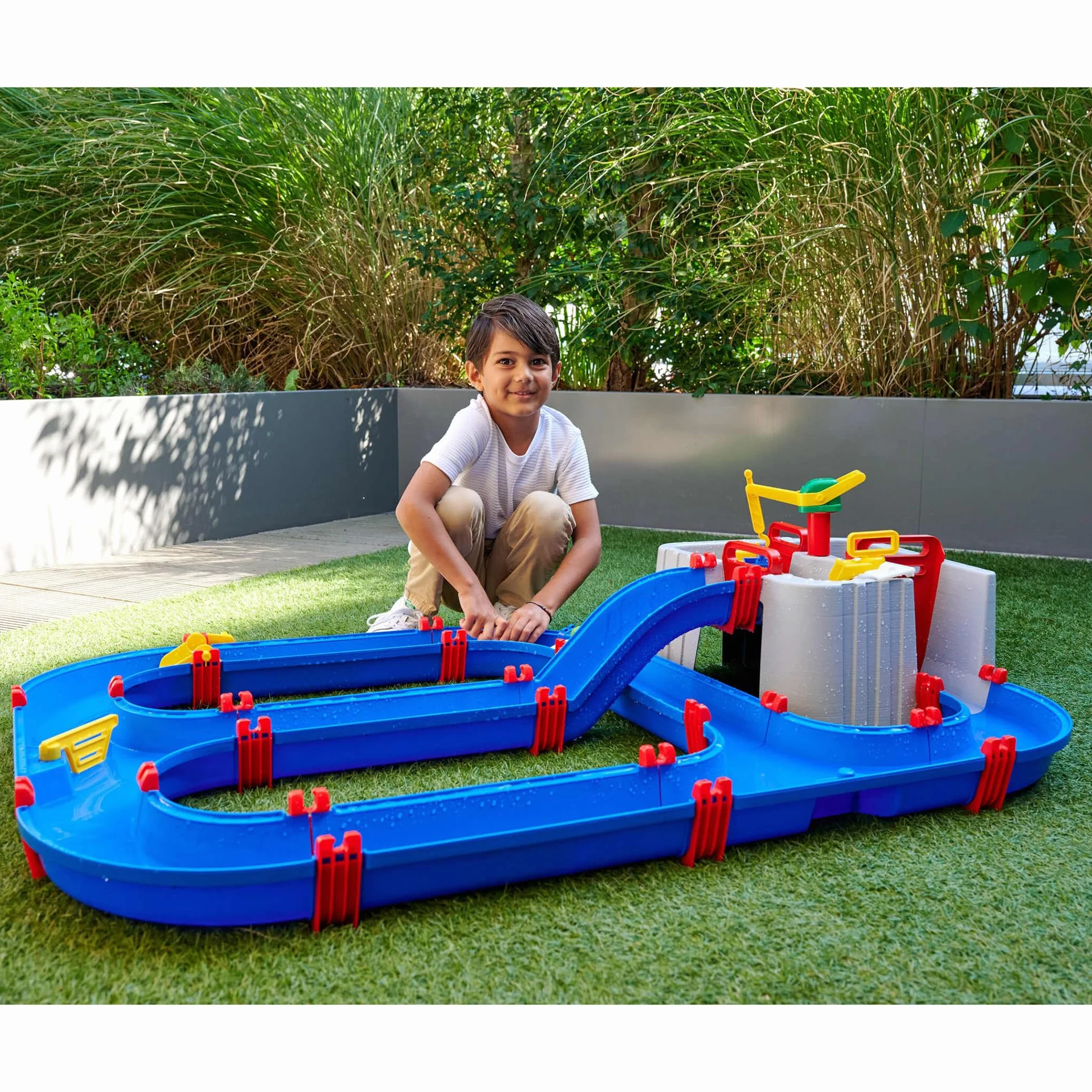 AquaPlay Harbour Waterbahn - Juego de Agua para Exteriores con Tren, Barcos y 2 Figuras de Juego, Juguete acuático para niños a Partir de 3 años, 128 x 93 x 40 cm