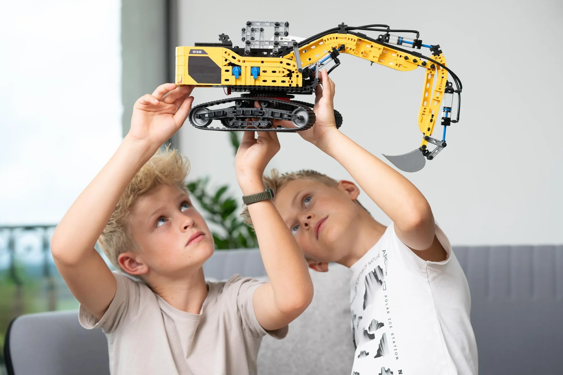 fischertechnik 576450 Liebherr R938 Excavadora Neumática – Kit de construcción Realista para niños Desde 10 años y Adultos, 689 Piezas, Amarillo