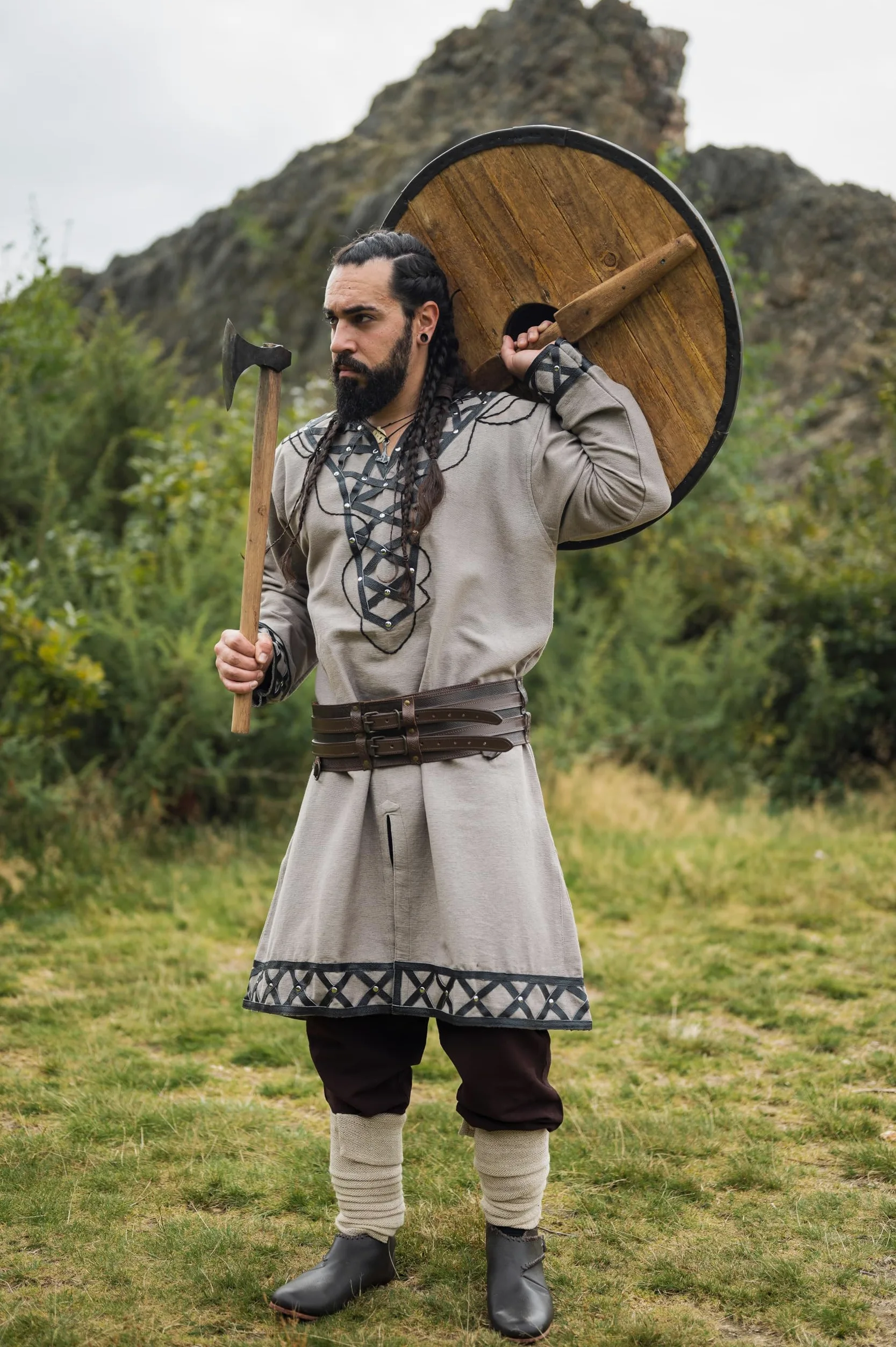 Leonardo Carbone Túnica vikinga Erik – Ropa medieval para hombre, camisas casuales de manga corta, disfraz de carnaval, túnica vikinga, ropa LARP – 100% algodón con aplicaciones de piel