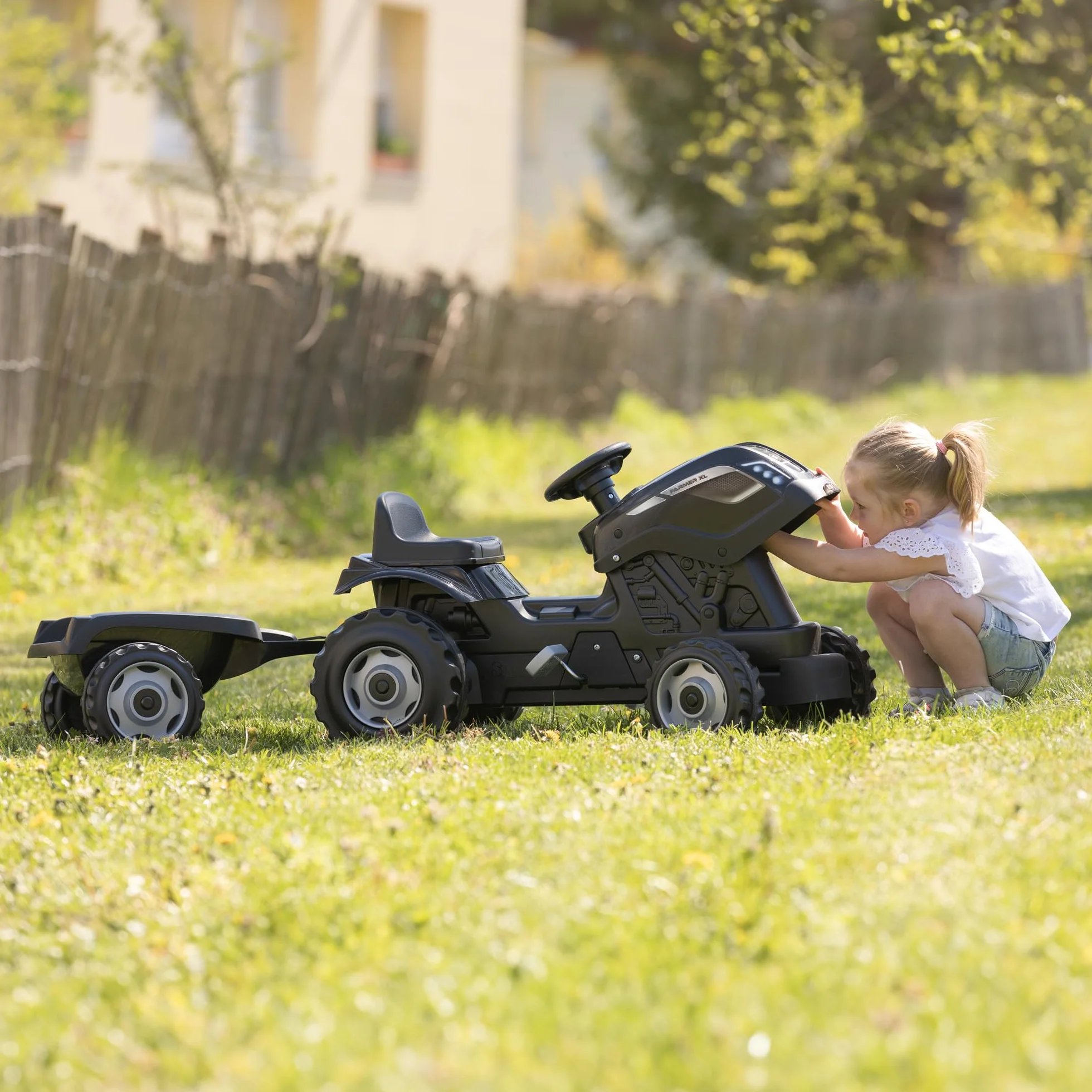 Smoby- Tractor Infantil con Pedales Farmer XL Negro, Muy Resistente, con Remolque, Volante con Bocina, Asiento Ajustable, A Partir de 3 Años (7600710131)