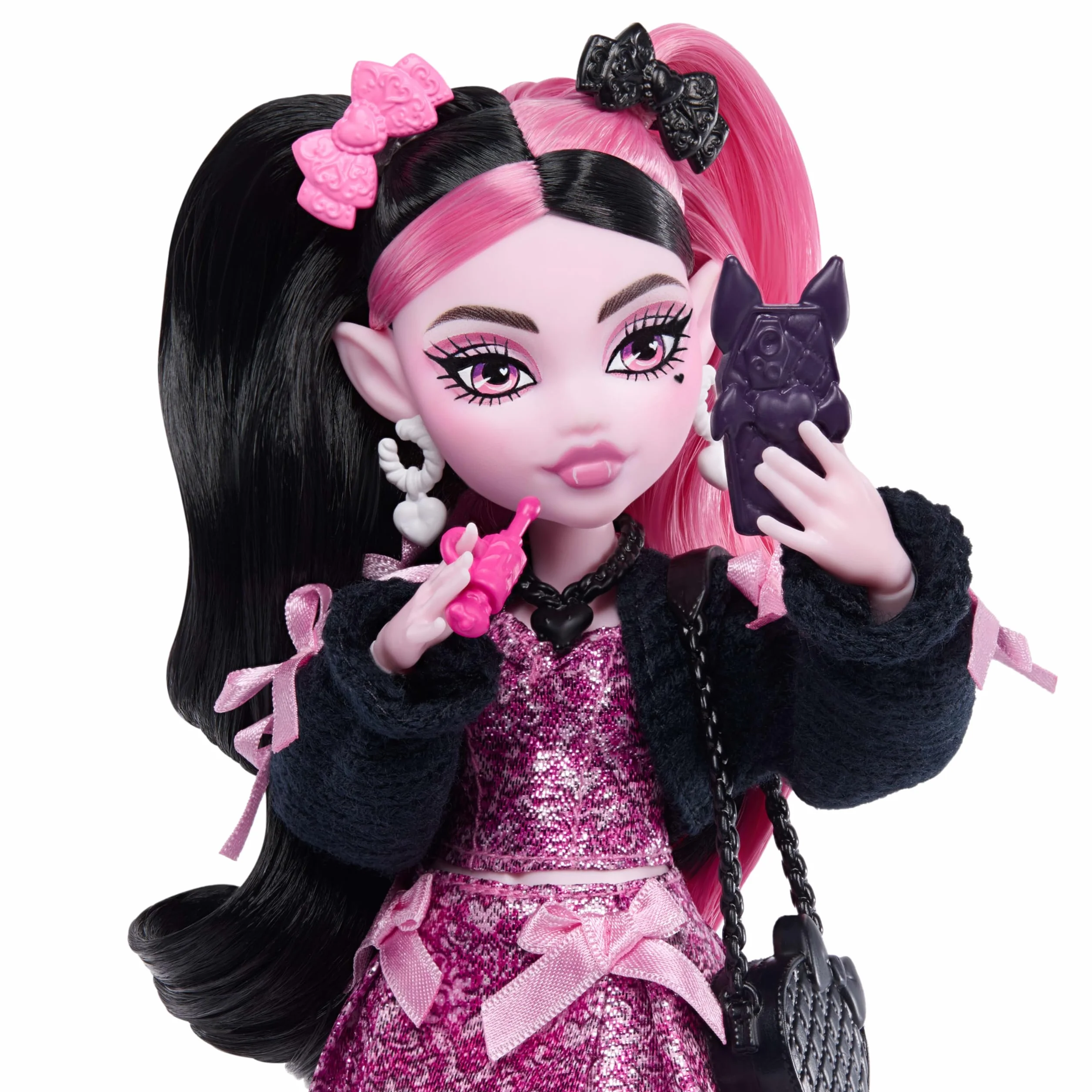 Monster High Draculaura Muñeca con Vestido Rosa con Lazo y cárdigan Negro, murciélago Mascota Count Fabulous y 7 Accesorios, como Ramen, pintalabios y Bolso, JHK29