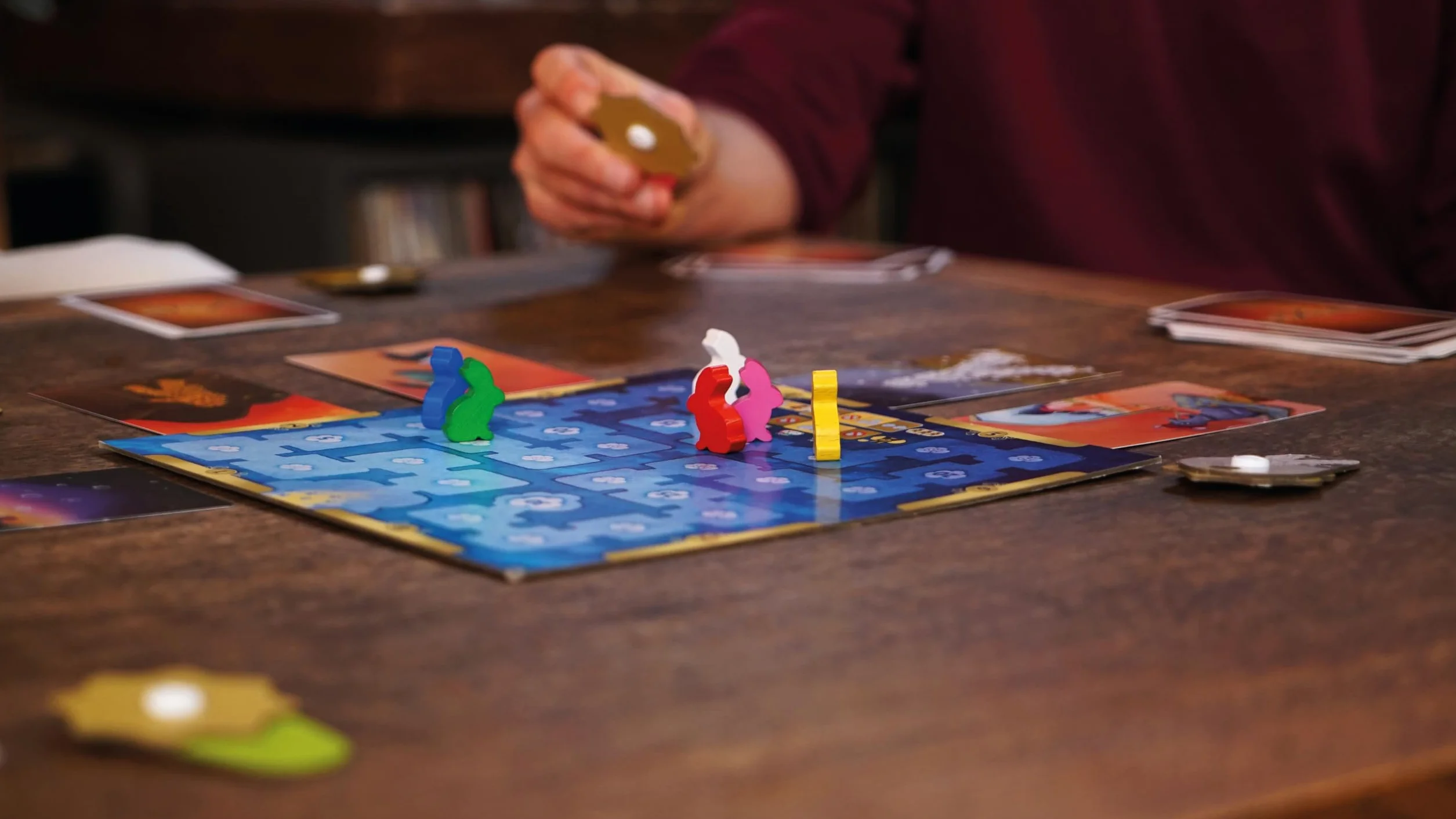 Asmodee Dixit, Una Imagen Vale más Que mil Palabras, Juego de Imaginación y Creatividad Ganador de Varios Premios, A Partir de 8 Años, De 3 a 8 Jugadores, 30 Minutos por Partida, Español