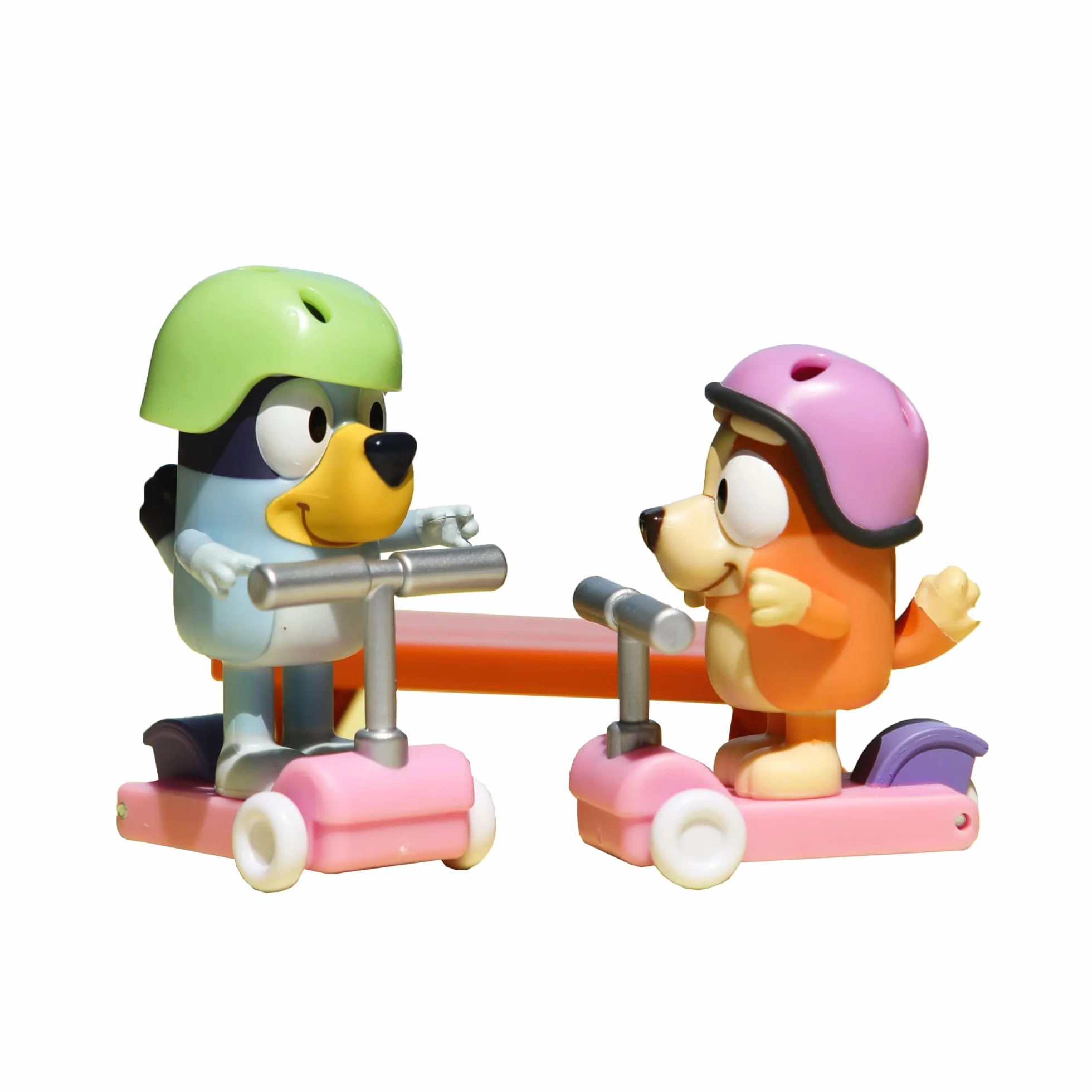 Bluey - Vehículos Scooters, con 2 Figuras de los protagonistas de la Serie, Bingo la Hermana de Blue, y de Accesorios 2 patinetes Scooter con Ruedas y 2 Cascos, +3 años de Edad, Famosa (BLY12100)