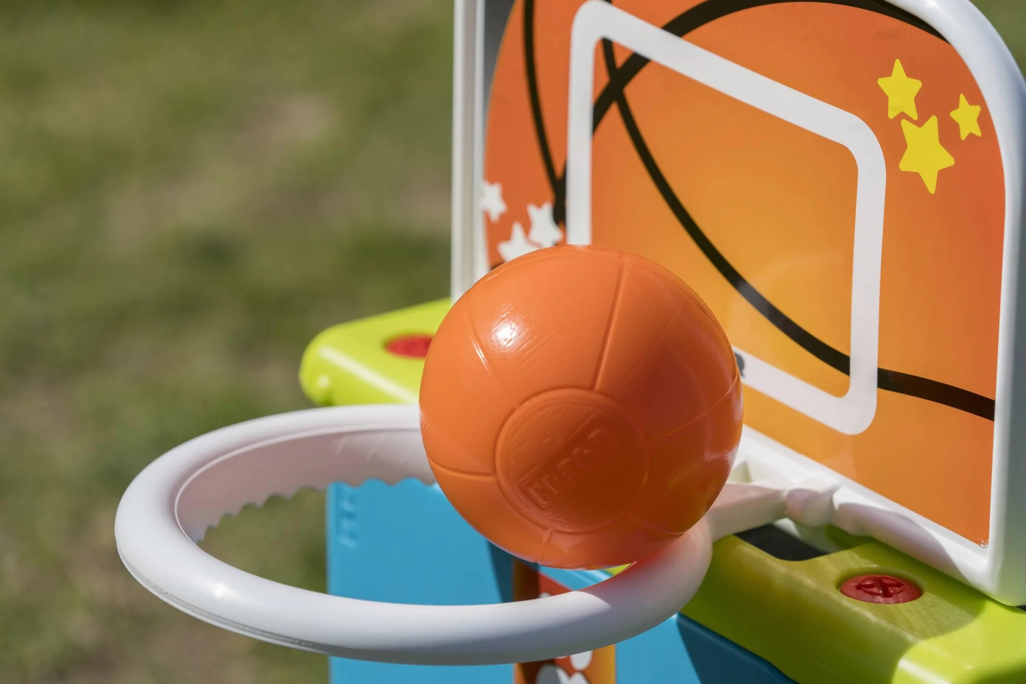 FEBER - Activity Cube 4 en 1, Cubo de Actividades, Juguete Completo, 3 Deportes: fútbol, Baloncesto y Golf, y es una Mesa, Accesorios incluídos,para fomentar la Actividad Infantil, Famosa (FEB03000)