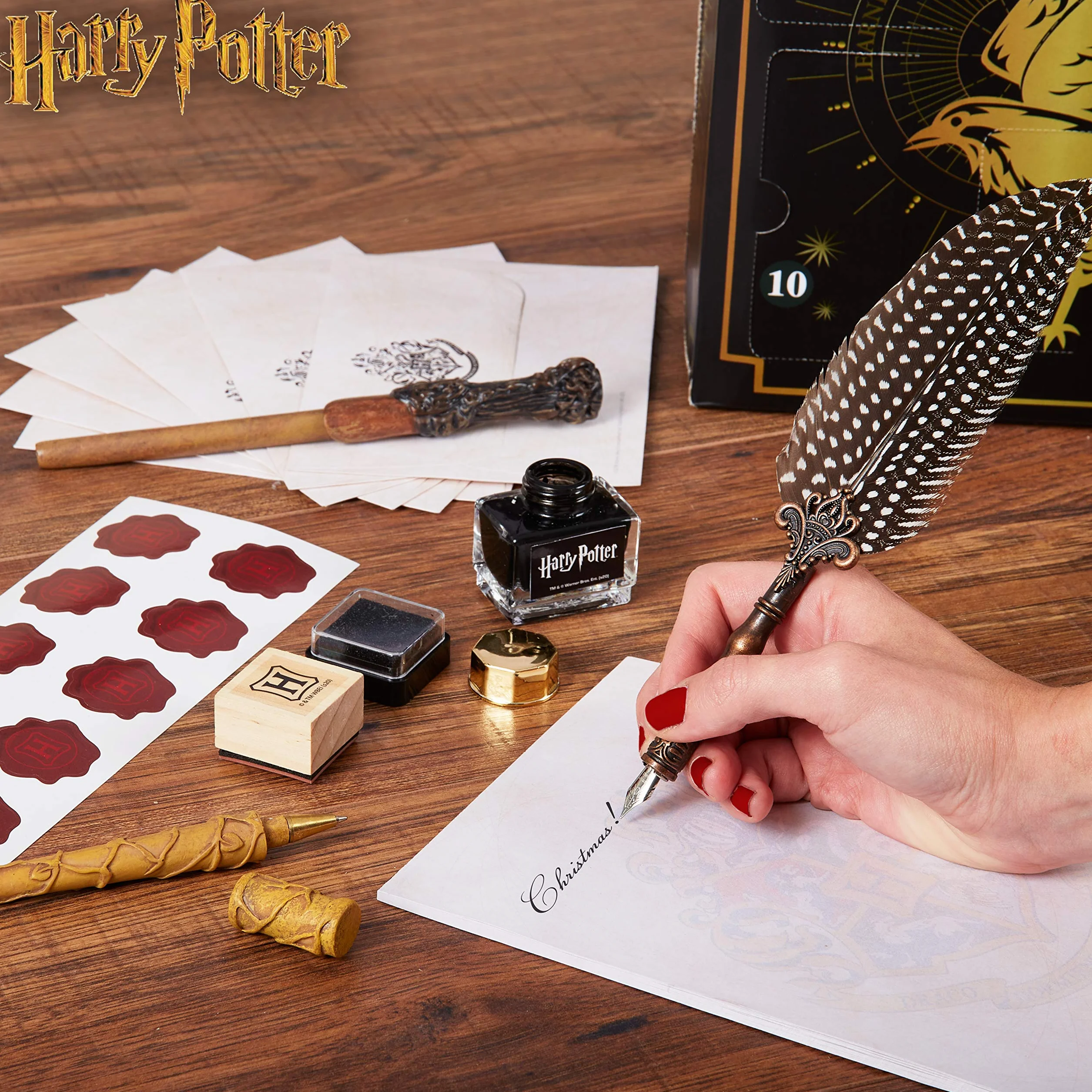 Harry Potter Calendario Adviento 2025 con 24 Sorpresas, Papelería, Accesorios para el Cabello, Calcetines, Boligrafo Divertido, Bolsa Hogwarts (Negro Cube)