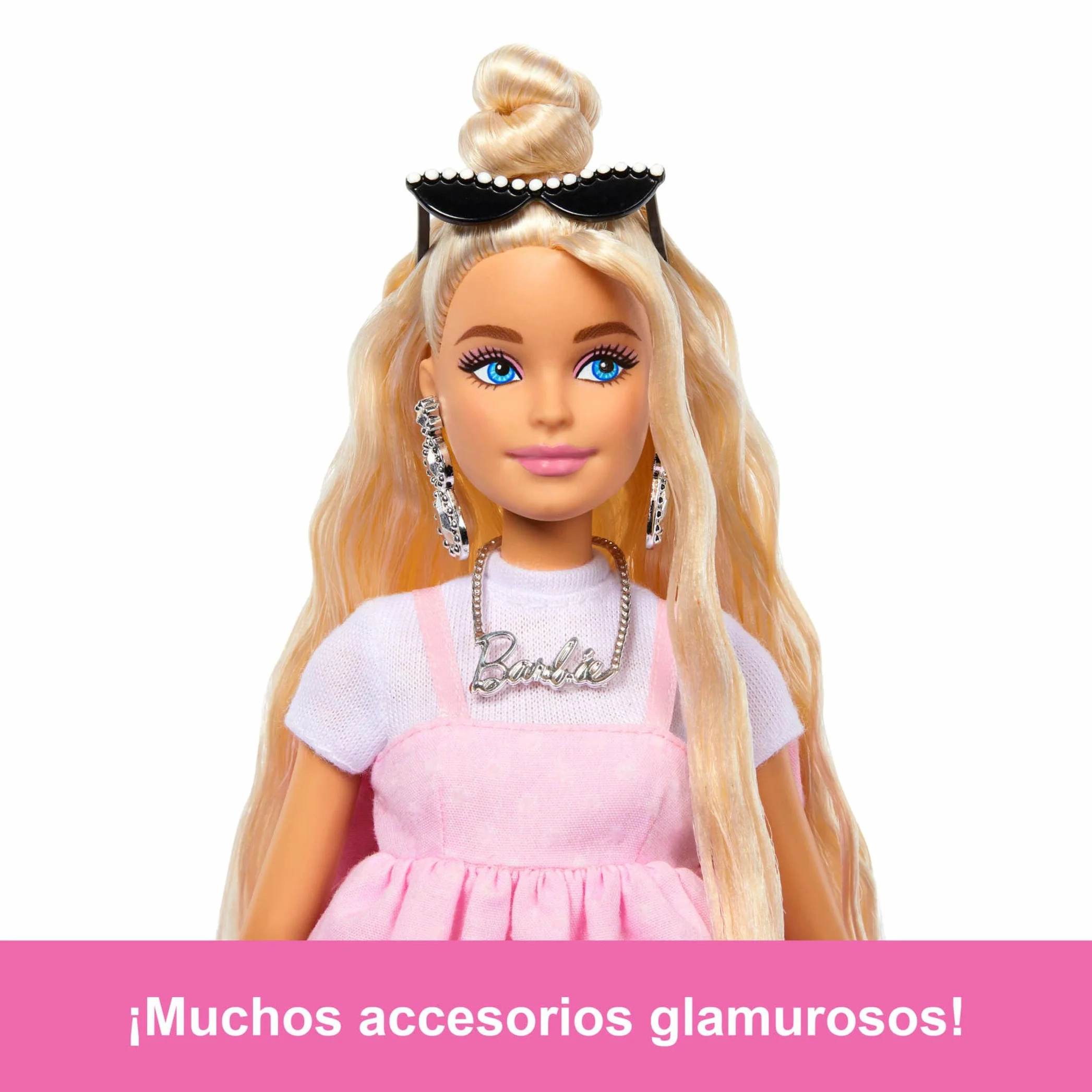Barbie Deluxe Style Muñeca n. 3 con conjunto de moda Barbiecore, pelo rubio con moño alto, vestido rosa pastel con lazo grande y accesorios como medias de redecilla, HYV27