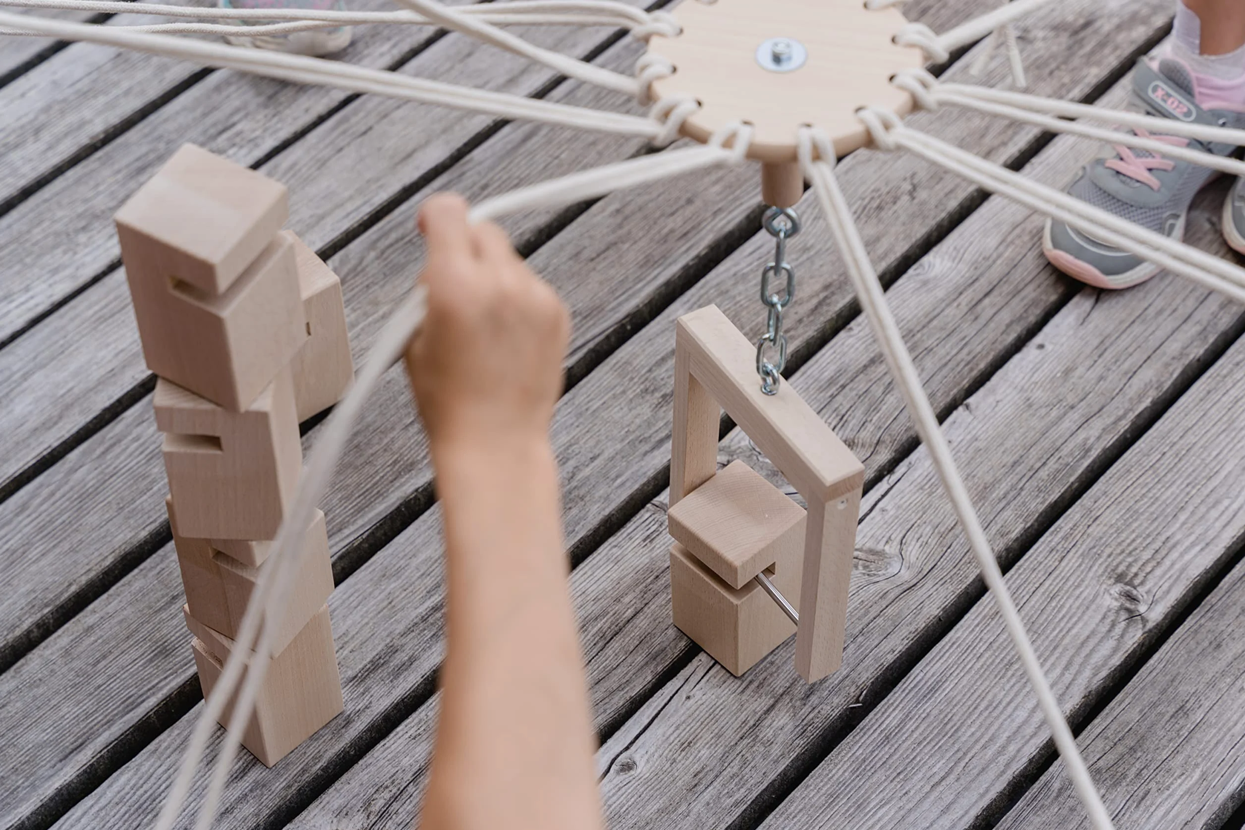 Torre de Froebel Infantil - Juego de Equipo para niños pequeños de 4 a 7 años - El Original de Madera de Haya Local - con Bolsa de Transporte - Multicolor o Natural