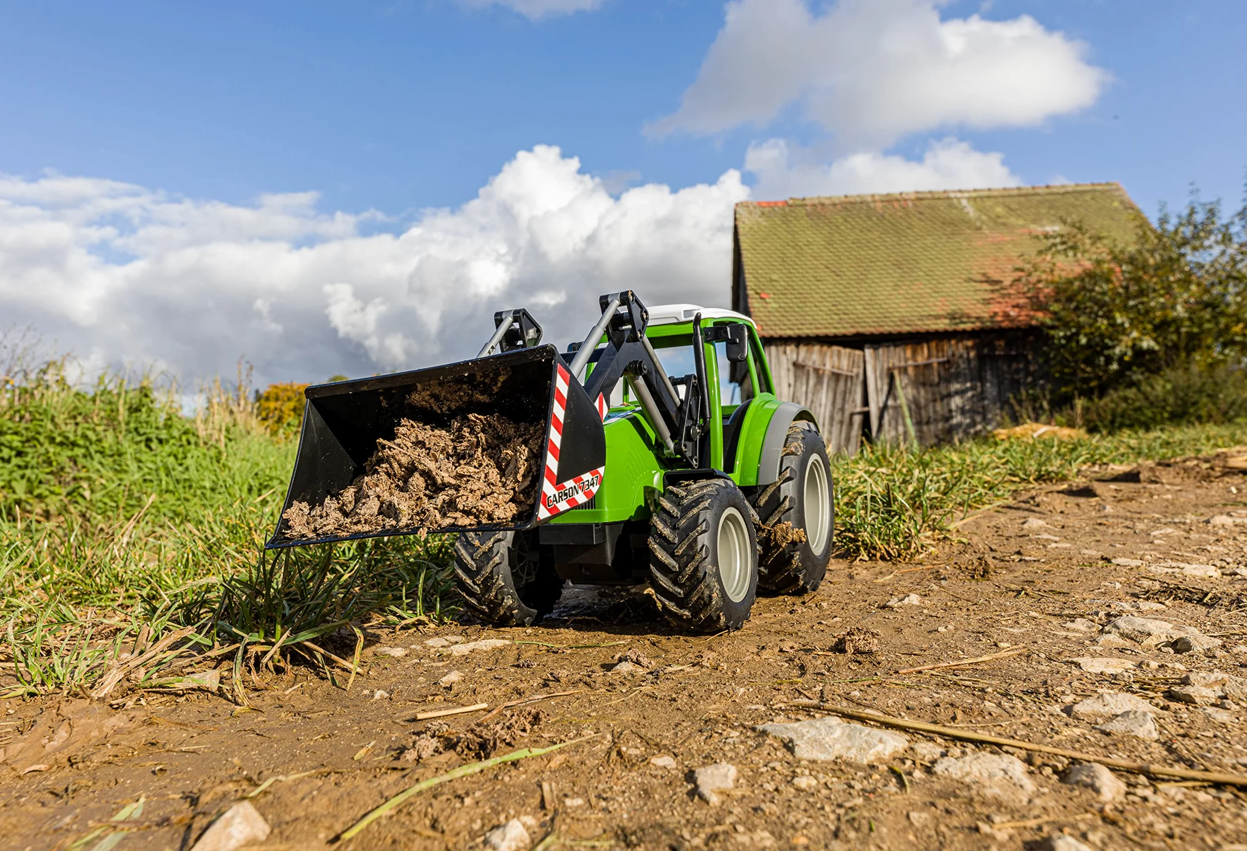 Carson 500907347 Tractor RC con Cargador Frontal 1:16 - Vehículo teledirigido, vehículo agrícola para niños a Partir de 8 años, Apto para Uso en Exteriores, Pilas y Mando a Distancia incluidos