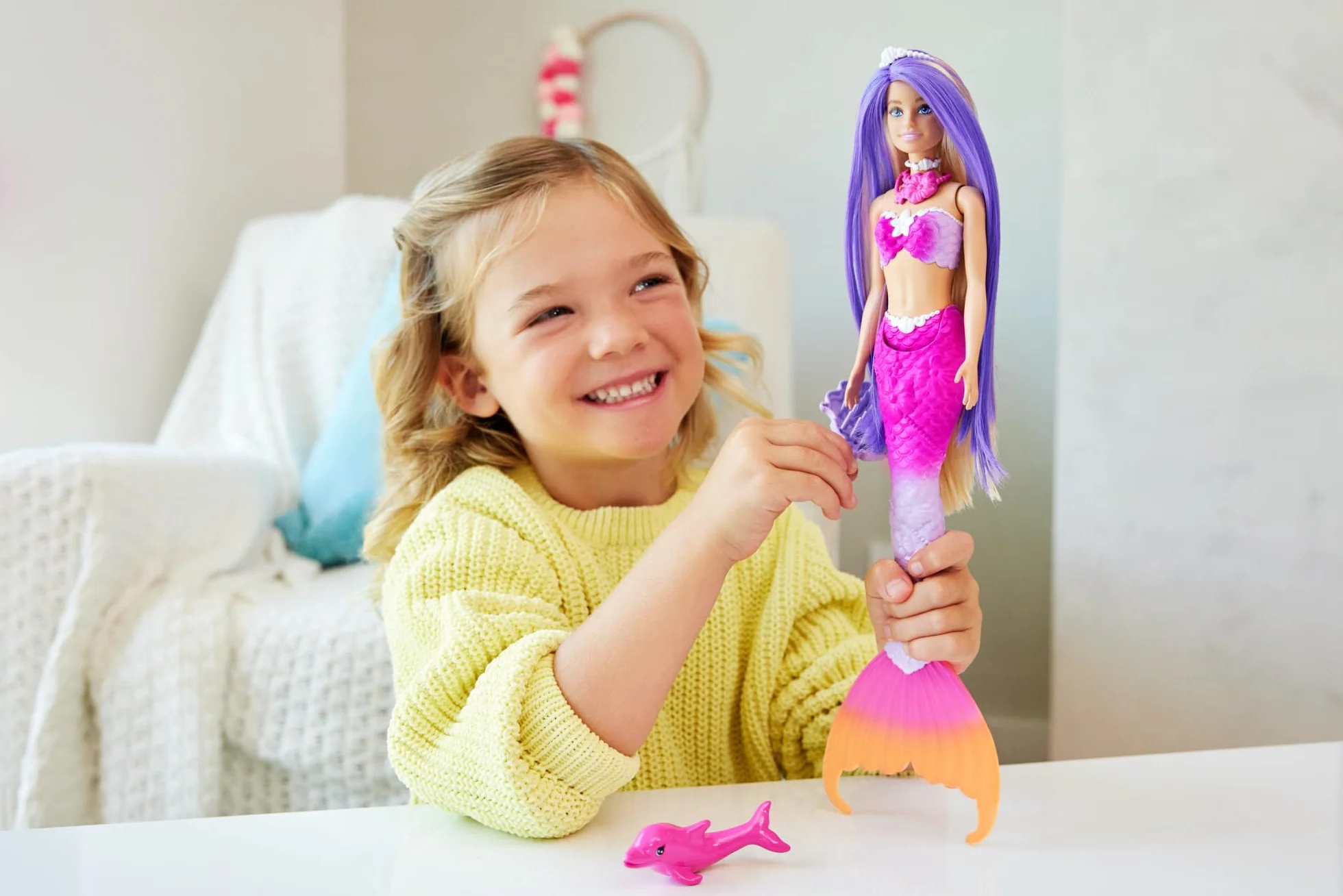 Barbie Muñeca sirena Malibú que cambia de color con el agua con accesorios de moda y delfín, serie Un toque de magia, juguete +3 años (Mattel HRP97)