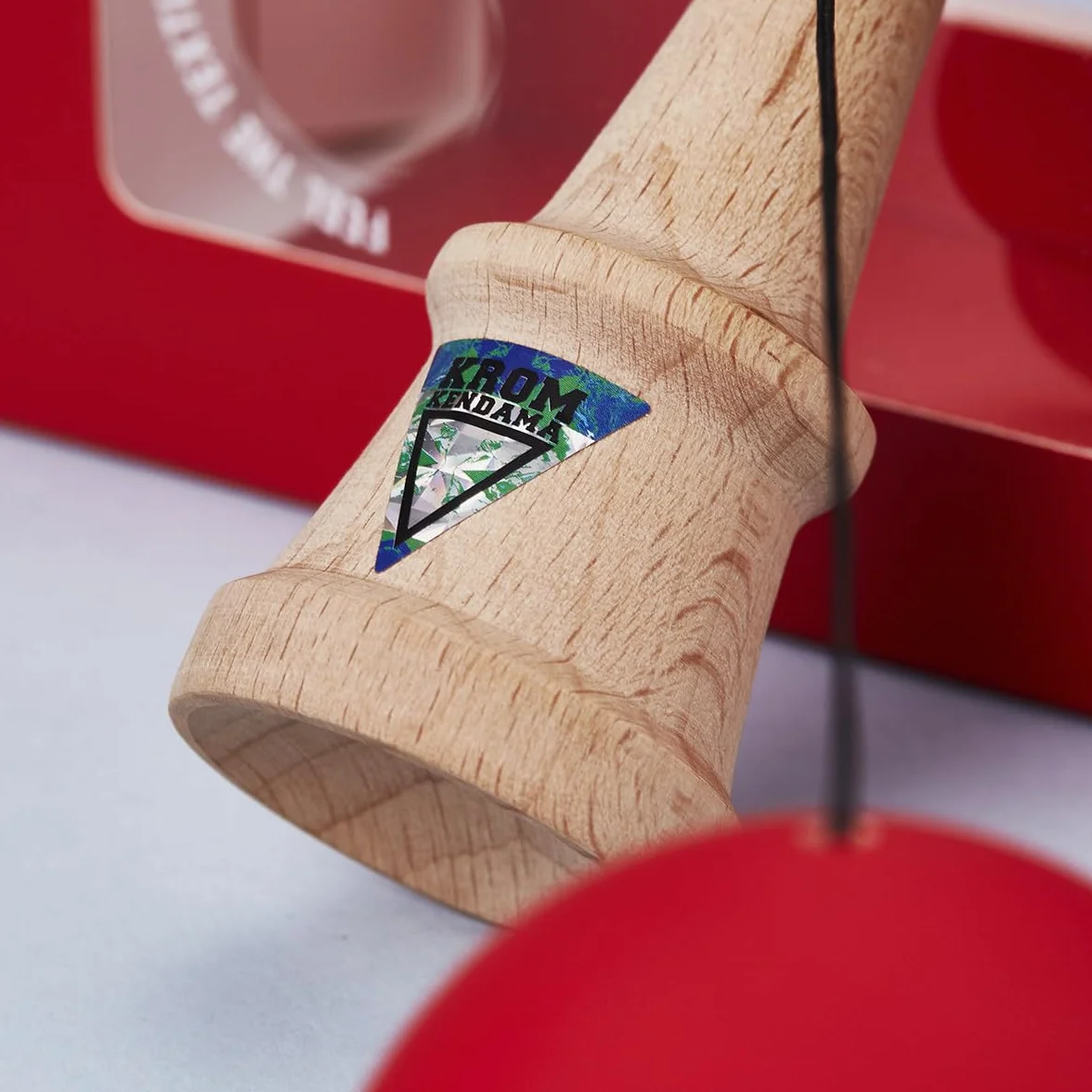 KROM Juguete Kendama – Pop Rojo – Resistente y Duradero – Mejora Tus Habilidades Cognitivas – Mejora el Balance, los Reflejos y la Creatividad – Kendama Modelo Pro Hecho para Principiantes y Expertos